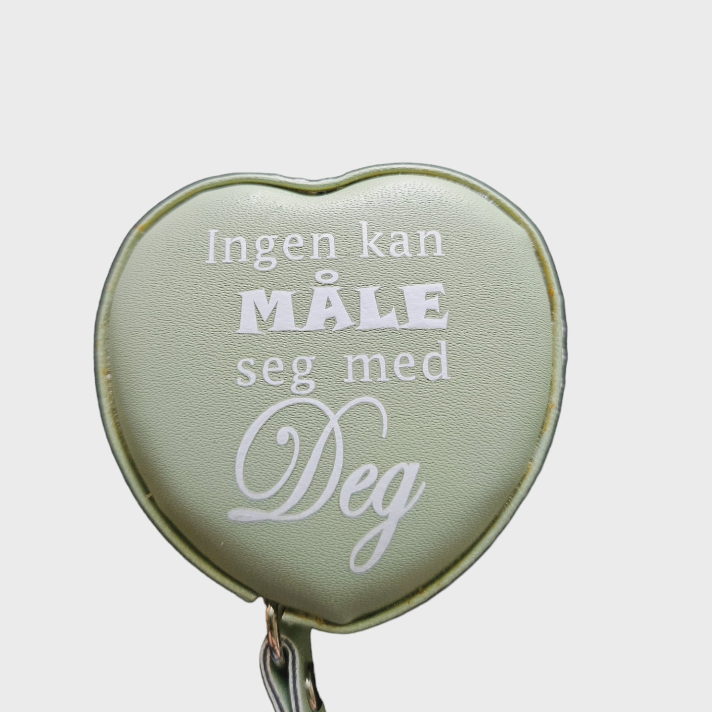 Målebånd med trykk "Ingen kan måle seg med deg"